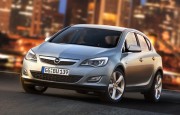 Opel_Astra_2009IAA Opel stellt auf der IAA 2009 den neuen Astra vor und erhofft sich Erfolg mit der Downsizing-Strategie, die kleinere Motoren bevorzugt (Foto: Opel)