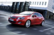 Opel Astra Mit edlem Design und innovativen Technologien wie der Opel-Frontkamera oder dem FlexRIDE-Fahrwerk setzt der neue Astra Maßstäbe in der Kompaktklasse. Ab dem 5. Dezember steht er bei den Opel-Händlern. (Foto: Opel)