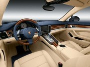Der Panamera von Porsche entwickelt sich in den USA bei den Zulassungszahlen positiv. Das Bild zeigt das exklusive Interieur des viertürigen Sportwagens in der Ausstattung Yachting Mahagoni (Foto: Porsche)