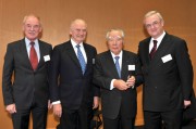 Volkswagen und Suzuki vereinbaren umfassende Partnerschaft v.l.n.r.: Detlef Wittig, Generalbevollmächtigter der Volkswagen Aktiengesellschaft, Dr. Ferdinand Piëch, Aufsichtsratsvorsitzender des Volkswagen Konzerns, Osamu Suzuki, CEO Suzuki, und Prof. Martin Winterkorn, Vorsitzender des Vorstands der Volkswagen AG (Foto: Volkswagen)