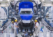 Audi stellt per November Absatzrekord von 2008 ein. In ersten elf Monaten wurden weltweit rund 1.003.900 Autos abgesetzt In China sprang das Unternehmen zum ersten Mal ueber die magische Marke von 200.000 Autos: Dank eines Wachstum von 50 Prozent gegenueber dem Vorjahreszeitraum verkaufte Audi hier in elf Monaten 209.752 Premium-Automobile. /Im Bild: Montagehalle in Changchun/China - Audi A4L Linie Audi Montage in Changchun