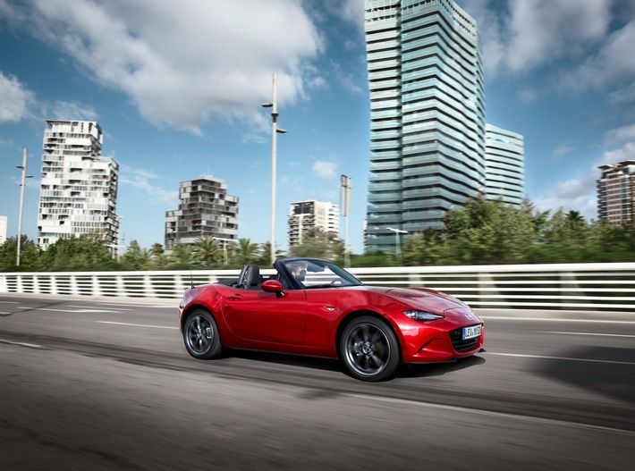Besser als erwartet entwickelt sich zudem die Nachfrage nach dem neuen Mazda MX-5, dem gerade erst zum "World Car of the Year 2016" gewählten und gleichzeitig mit dem "World Car Design Award 2016" ausgezeichneten Roadster. Allein im ersten Quartal setzte Mazda 1.500 Fahrzeuge ab. (Foto: Mazda)