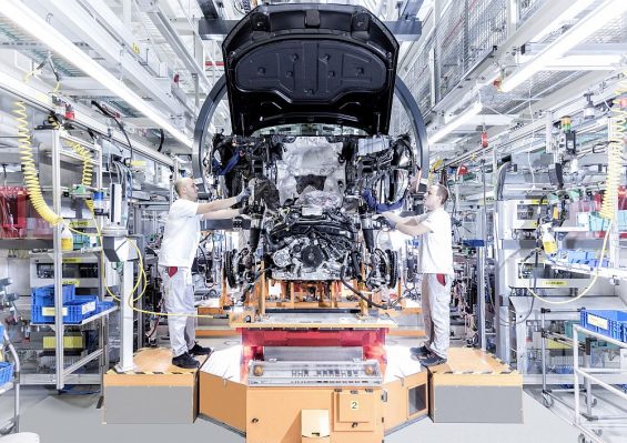Das Geschäft läuft rund. Im Bild die Montage des Modells A8 bei Audi in Neckarsulm (Foto: Audi AG)