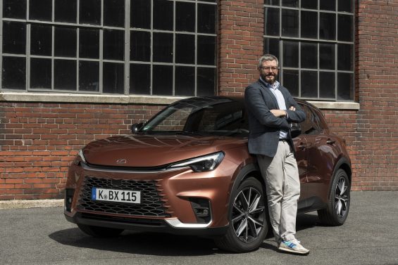 Holger Kiener, General Manager Lexus, am Lexus LBX (Foto: Lexus)