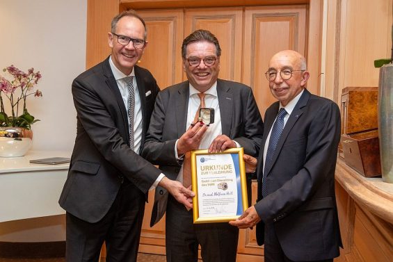 Laudator Professor Andre Seeck, Dieselringträger Dr. Wolfram Hell, VdM-Vorsitzender Werner Bicker (Foto: VdM)